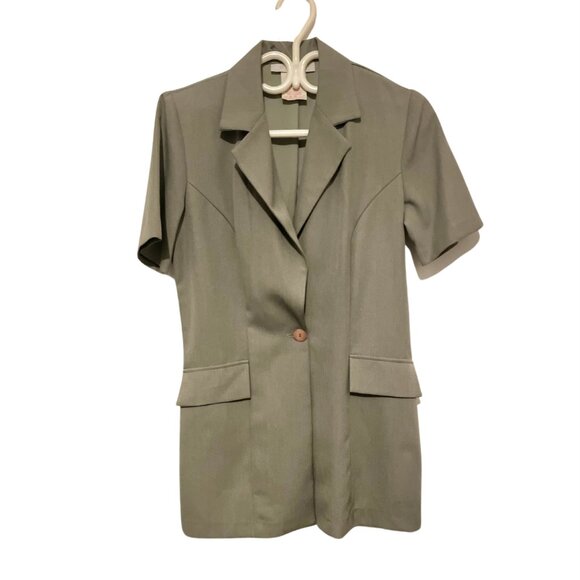 New, Never Worn, Light Khaki 1 Button Short Sleeve Blazer. Size: Medium. - Picture 5 of 8